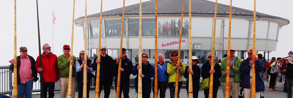Gruppenbild-mit-Spiegelung-auf-dem-Schilthorn