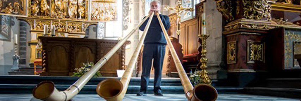 Alphörner ausprobieren